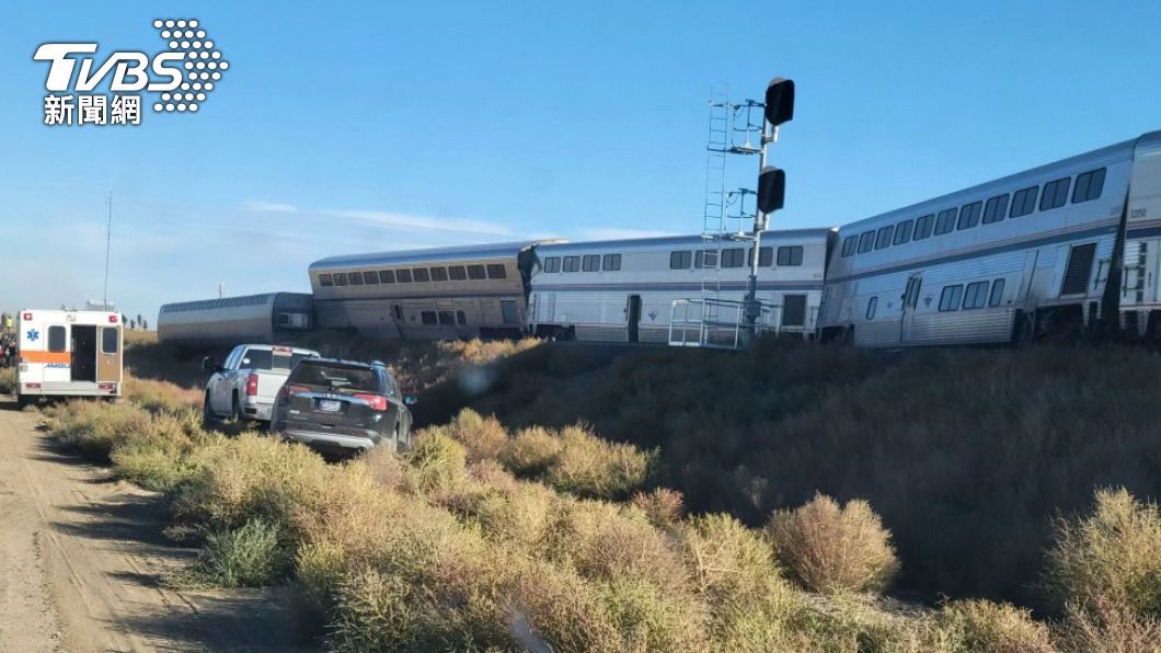 列車5節車廂出現脫軌情形，現場畫面可見列車傾倒在地面。（圖／AP）