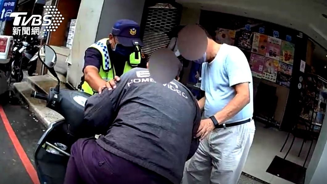 阿伯飲料店前癱軟，請警察幫買「青茶無糖少冰」。（圖／TVBS）