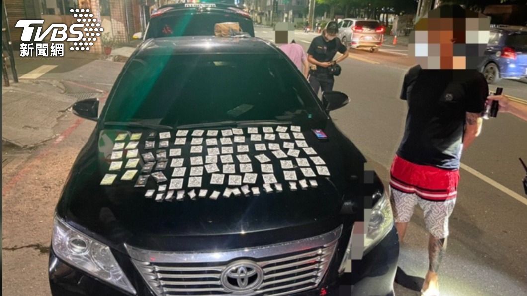 男子違停在郵局前，警在車上搜出92包毒品。（圖／TVBS）