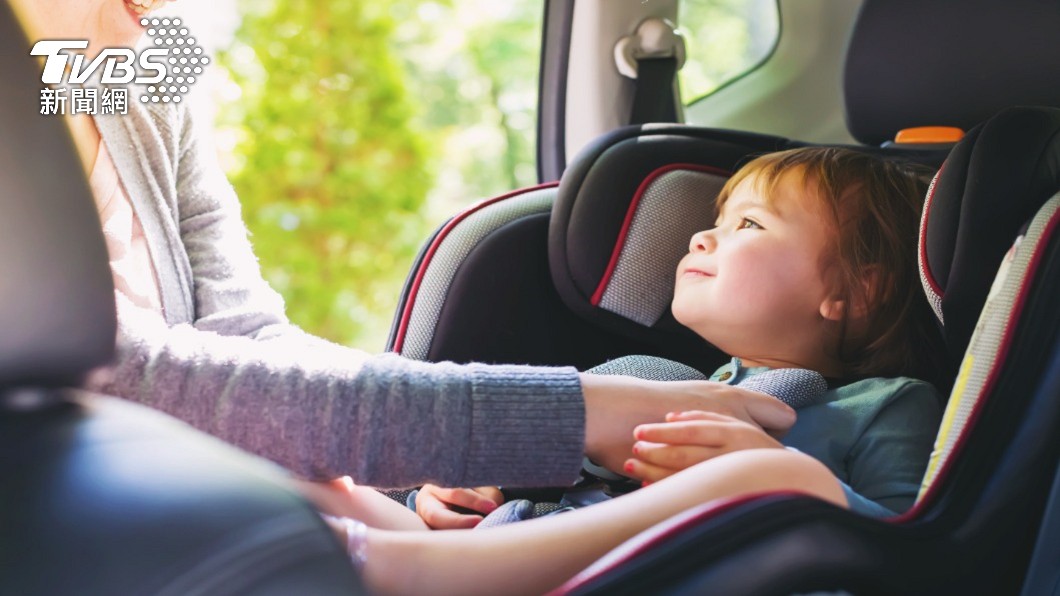 幼童乘車時按規定得坐在安全座椅。（示意圖／shutterstock達志影像）