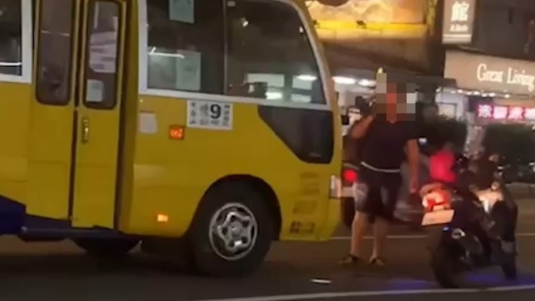 男騎士不滿公車靠右進站未禮讓攔車。（圖／Facebook我們是新店人!! 好山好水，就是愛新店）