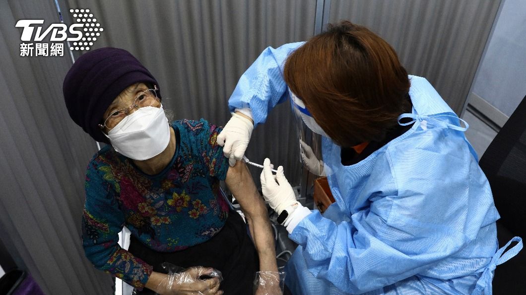 南韓擬開放60歲以上高齡族群接種第3劑疫苗。（圖／達志影像美聯社） 中秋後疫情升溫　南韓擬縮短疫苗2劑間隔、加打第3劑