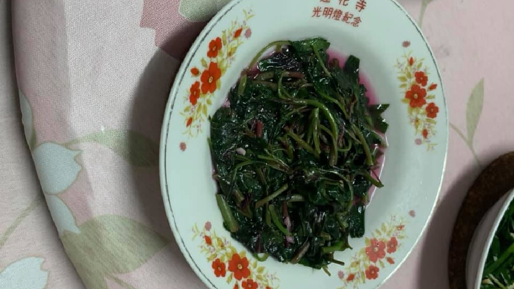 這道青菜煮出後湯汁呈現紅紫色。（圖／翻攝自臉書社團家常菜）