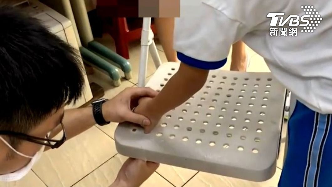 國小男童手指卡進塑膠椅洞中。（圖／TVBS）