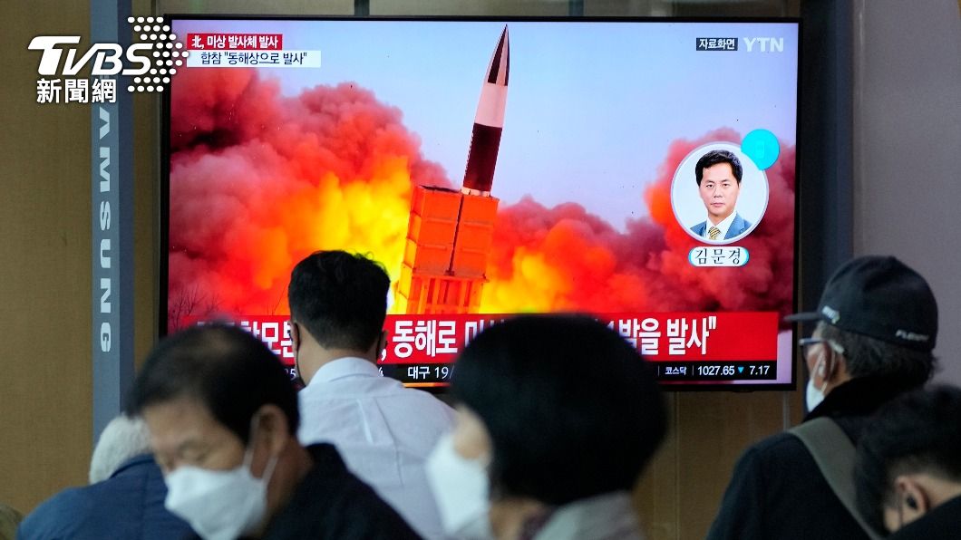 南韓民眾觀看北韓試射飛彈畫面。（圖／AP） 北韓今再射不明飛行物！駐聯大使稱有權自衛、測試武器