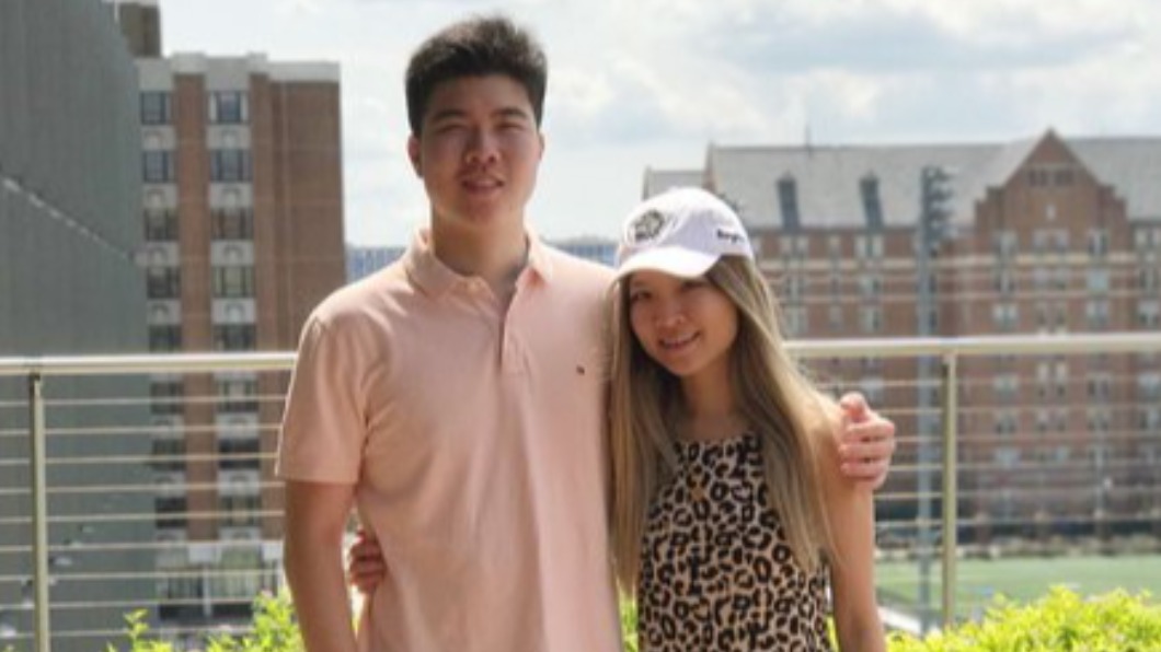 華裔美籍的劉姓姐弟在遭大陸限制出境３年後順利返美。(圖／翻攝自mrjulesdrop 推特 @mrjulesdrop)