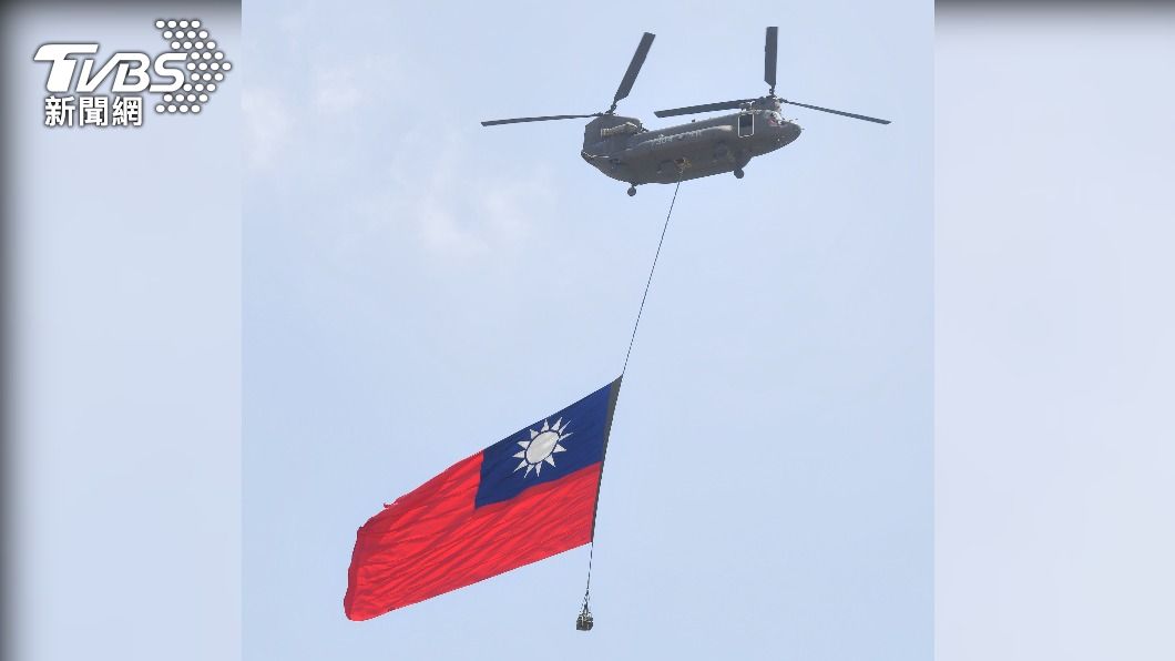 CH-47運輸直升機演練吊掛國旗升空作業。（圖／中央社）