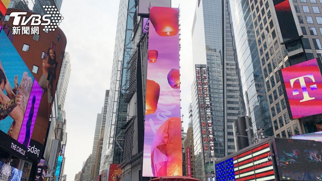 台灣象徵祈福的天燈在紐約時報廣場大螢幕升空。（圖／中央社）