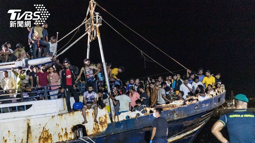 大批移民搭船抵達義大利。（圖／達志影像美聯社）