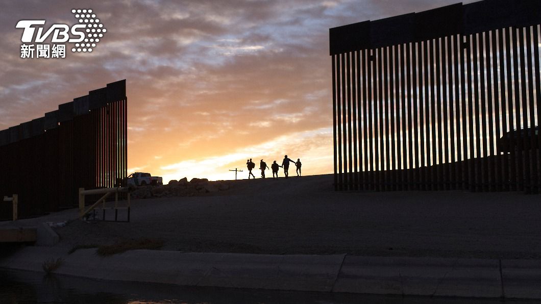 許多移民試圖穿越邊境投奔美國。（圖／達志影像美聯社）