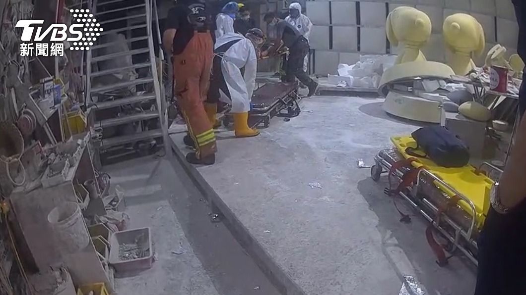 模型工廠的貨梯纜繩斷裂造成工人受傷。（圖／TVBS） 簡易貨梯纜繩突然斷裂！2模型廠工人摔落　骨折送醫