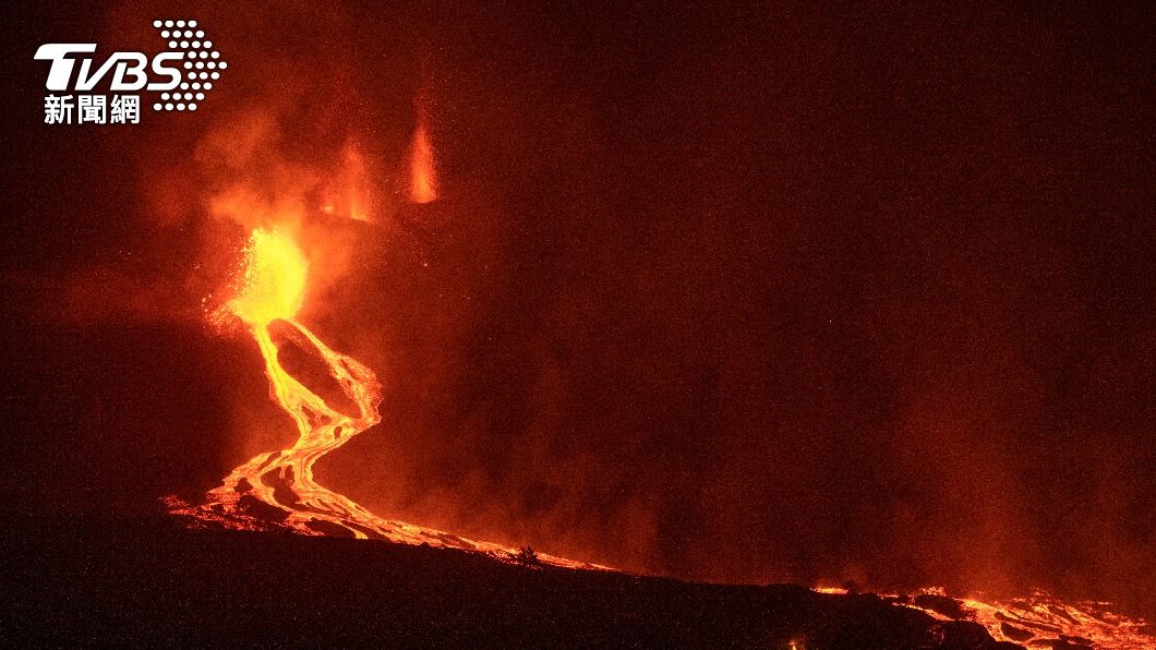 西班牙一座火山爆發。（圖／達志影像美聯社） 西班牙加納利火山爆發　熔岩觸海恐釋放有毒氣體