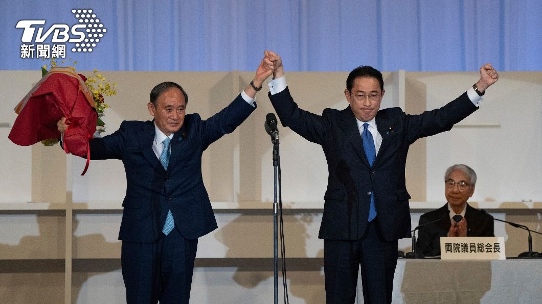 岸田文雄(右)當選自民黨新任總裁，菅義偉(左)將卸任首相。（圖／達志影像美聯社） 岸田文雄等4年當選自民黨總裁　認台灣是日本重要夥伴