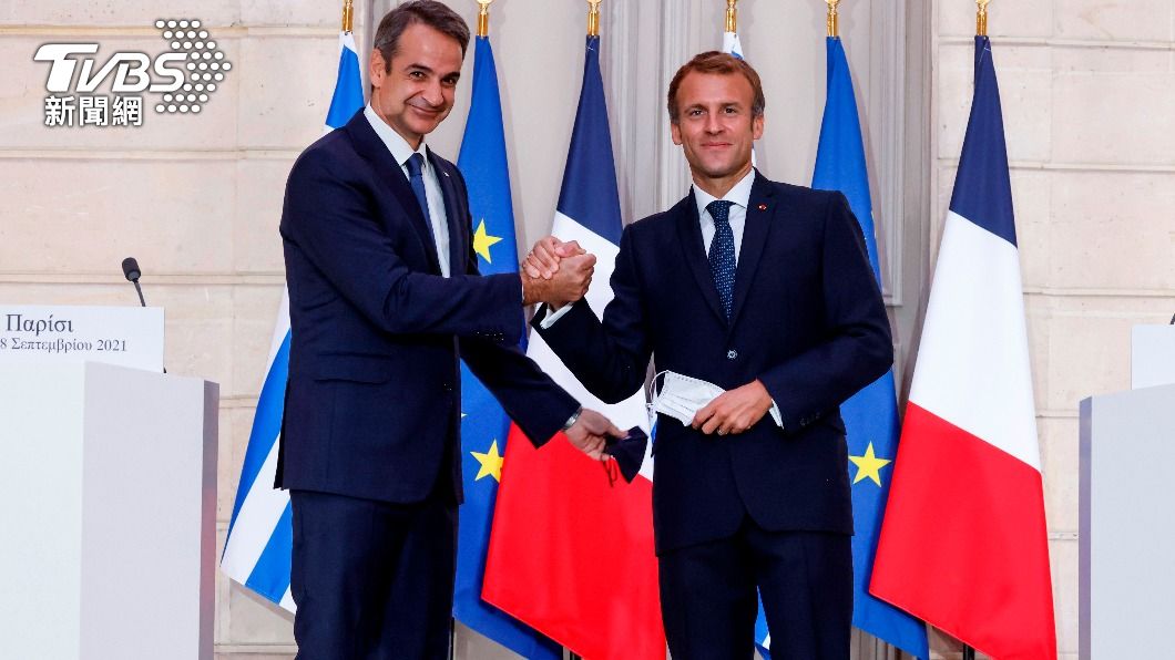 法國總統馬克宏（右）與希臘總理米佐塔基斯（左）。（圖／AP）