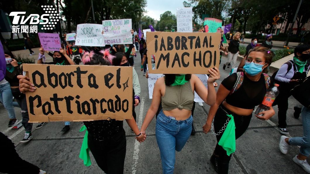 墨西哥女性上街遊行爭取墮胎權。（圖／達志影像美聯社）