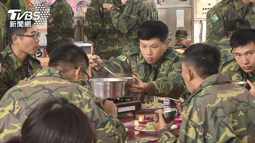 役男當兵用餐時間都有飯後水果可以吃。（圖／TVBS資料畫面）