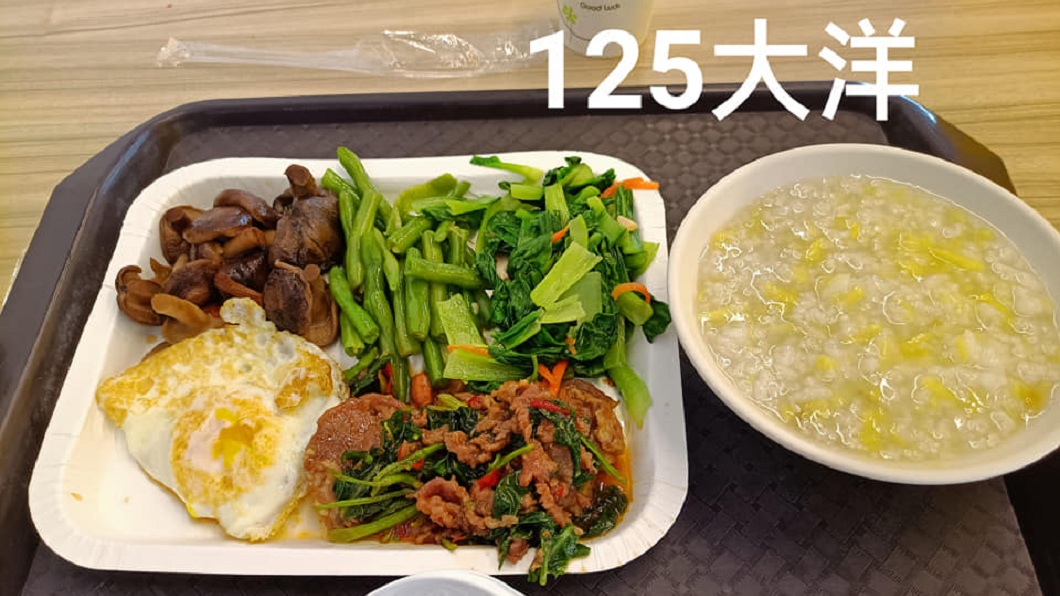 有女網友分享去吃清粥小菜點5菜1粥要價125元。（圖／翻攝自爆廢公社公開版）