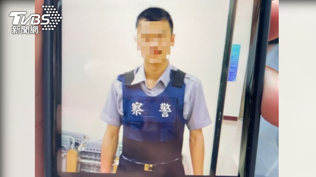 詐騙集團出示穿舊警察制服的照片。（圖／TVBS）