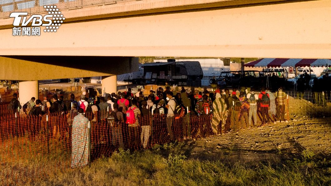 圖為移民聚集在美墨邊界一座橋下。（圖／達志影像美聯社）