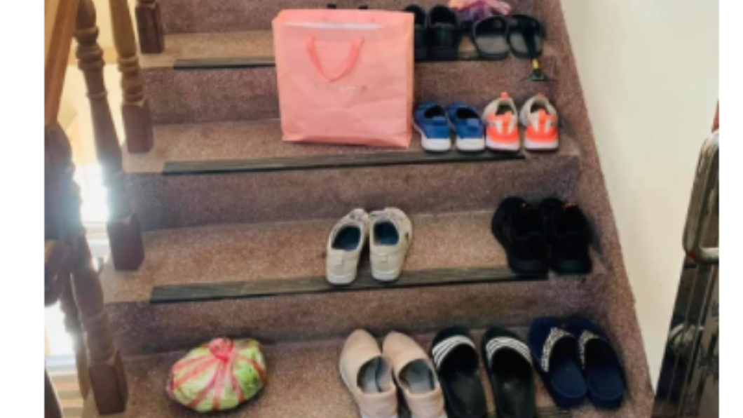 樓梯間放滿鞋子、雜物。（圖／翻攝自爆怨公社）