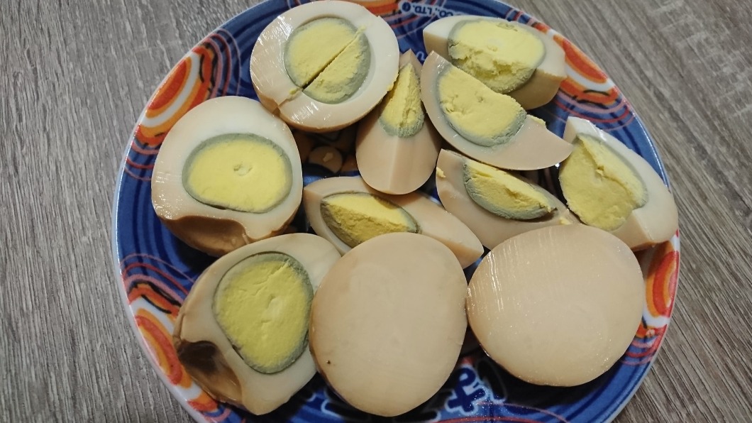 有民眾將一袋茶葉蛋買回家中，剝殼後發現有一顆沒有蛋黃。（圖／翻攝自爆廢公社公開版臉書）