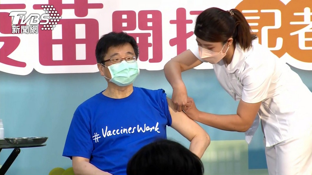 疾管署長周志浩曾帶頭接種流感疫苗。（圖／TVBS資料畫面） 