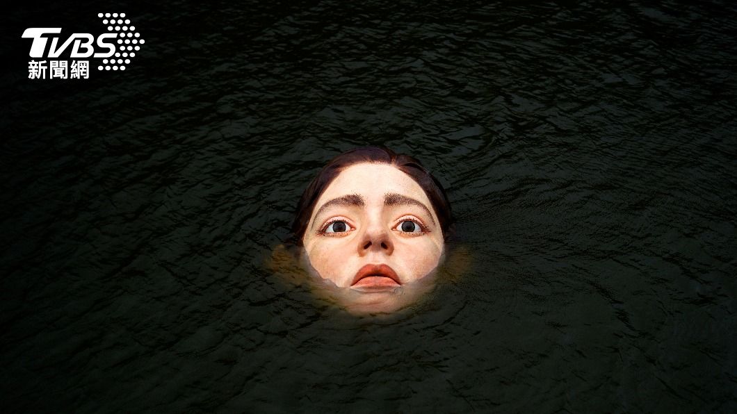 溺水女子雕像突然浮出嚇壞路過民眾。（圖／達志影像路透社）