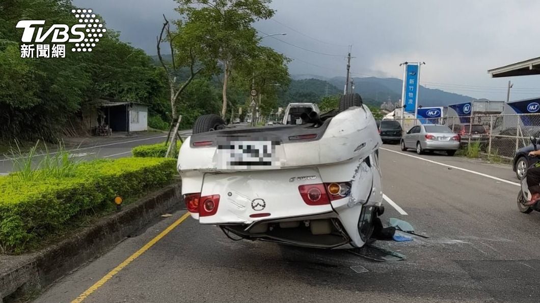 轎車失控撞4輛車後翻覆。（圖／TVBS） 開車忙著滑手機！男失控撞安全島　毀4車撞進新竹物流