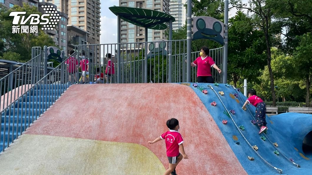 孩子們興奮衝向遊樂設施。（圖／中央社）