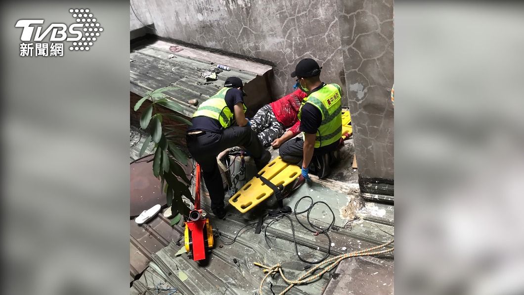 （圖／中央社） 台中住宅外牆工程意外　工人5樓高摔落受傷送醫