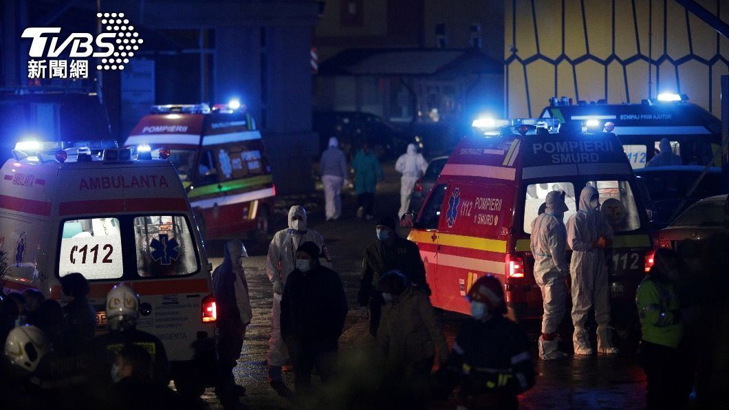 羅馬尼亞醫院發生大火，現場人員著防護衣救災（圖／達志影像路透社）