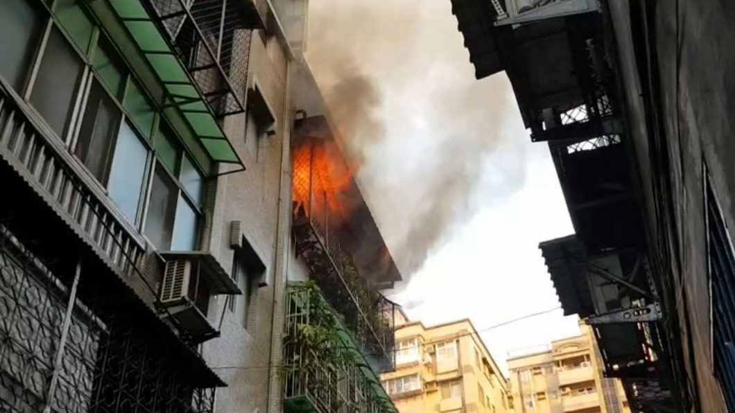 4樓公寓火警釀3死。（圖／TVBS）