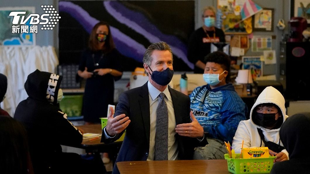 加州州長紐森（Gavin Newsom）宣布學生有接種疫苗義務。（圖／達志影像美聯社）