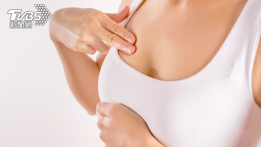 醫師提醒若乳房皮膚出現變化等，需就醫檢查。（示意圖／shutterstock達志影像）