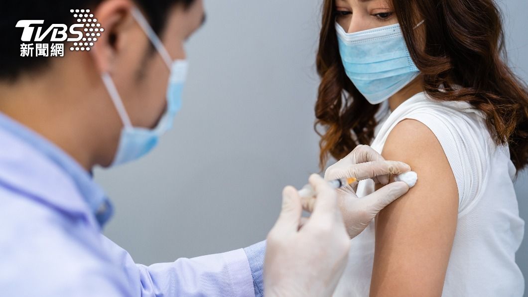 許多民眾好奇流感疫苗和新冠肺炎疫苗是否可同時施打。（示意圖／shutterstock達志影像）