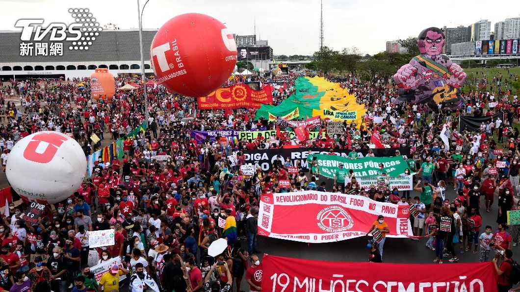 巴西民眾再次因疫情等因素上街抗議，要求總統波索納洛下台。 （圖／達志影像美聯社）