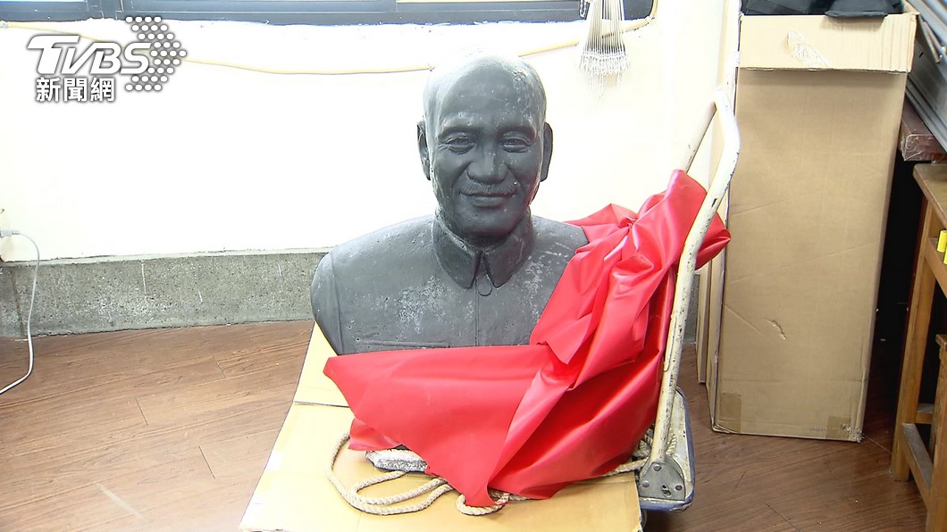 北市光復國小蔣公銅像移除，將搬到士林官邸保存。（圖／TVBS）