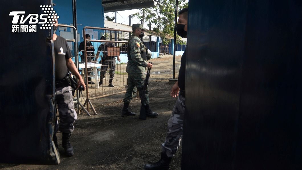 厄瓜多軍警進入監獄。（圖／達志影像美聯社）
