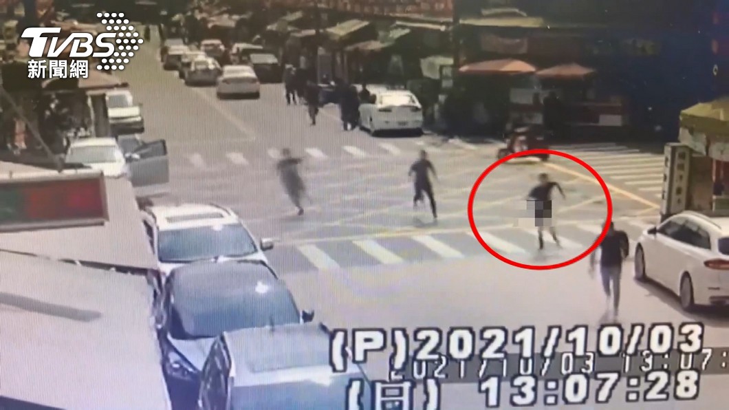 3名男子在奉天宮前持刀砍人。（圖／TVBS資料畫面）