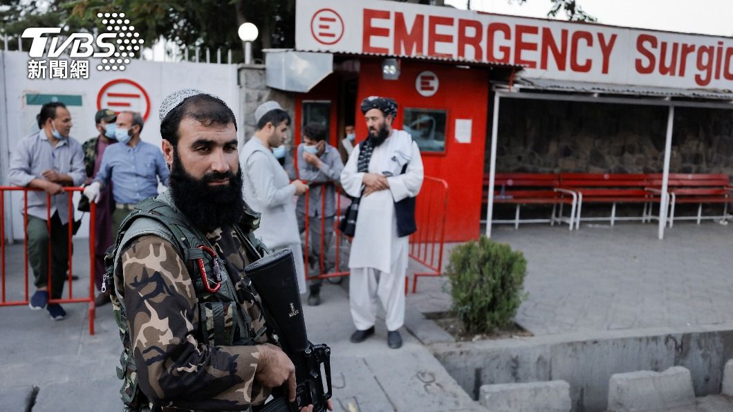 塔利班武裝人士站在收治爆炸傷者的醫院外。（圖／達志影像路透社）