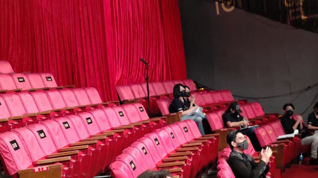 藍祖蔚貼出電視金鐘獎頒獎典禮當天，頒完綜藝獎項後，綜藝人幾乎全走光，只剩下馬世芳坐在台下的畫面。（圖／翻攝自藍祖蔚臉書）