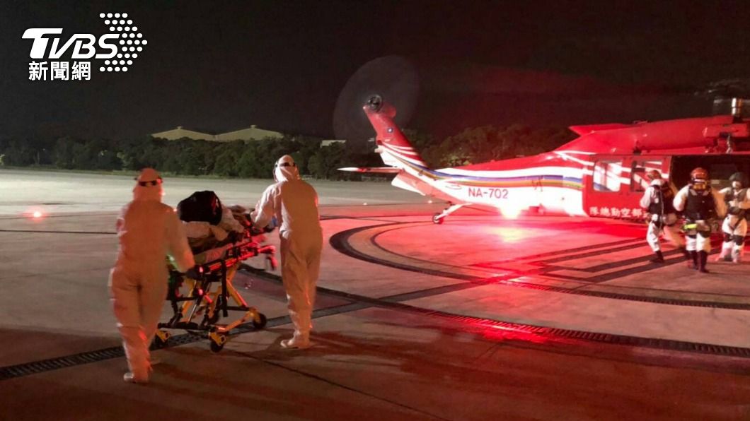 一名馬來西亞船員因胸痛，空勤總隊派黑鷹直升機急救援。（圖／空勤總隊提供）