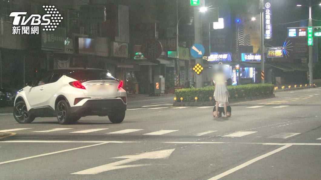 高雄一對情侶4日凌晨在馬路上吵架。（圖／TVBS）