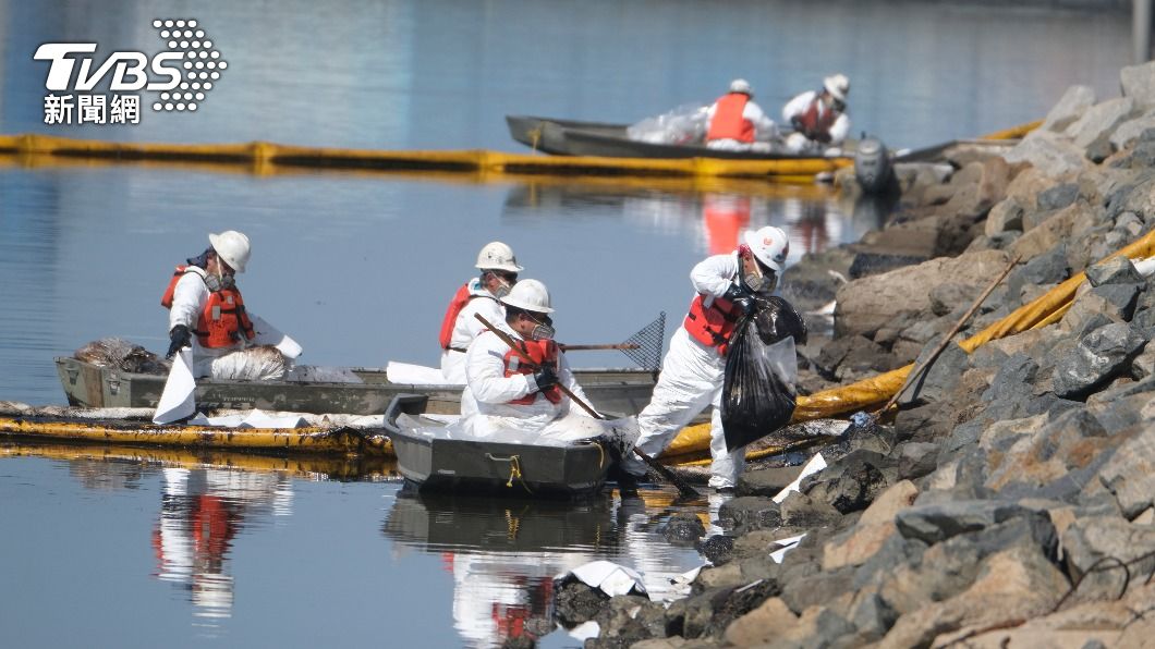 工作人員在現場清理外洩原油。（圖／達志影像美聯社） 空氣全是油臭味！加州海底管線大漏油　魚、鳥屍體沖上岸