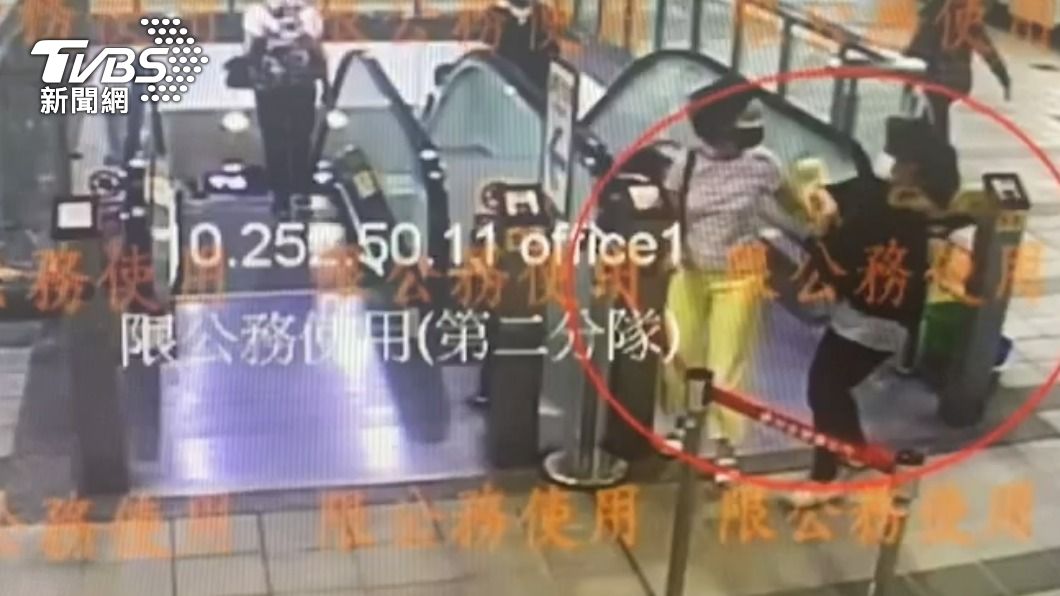 旅客搭電扶梯爆發衝突。（圖／TVBS）