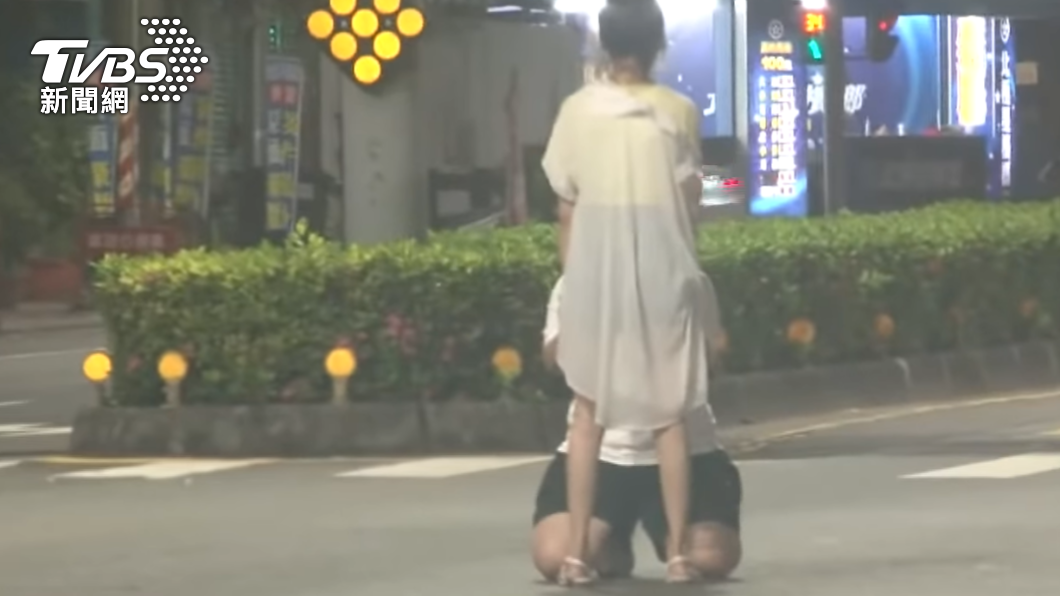 男子在路上向女子下跪求原諒。（圖／TVBS）