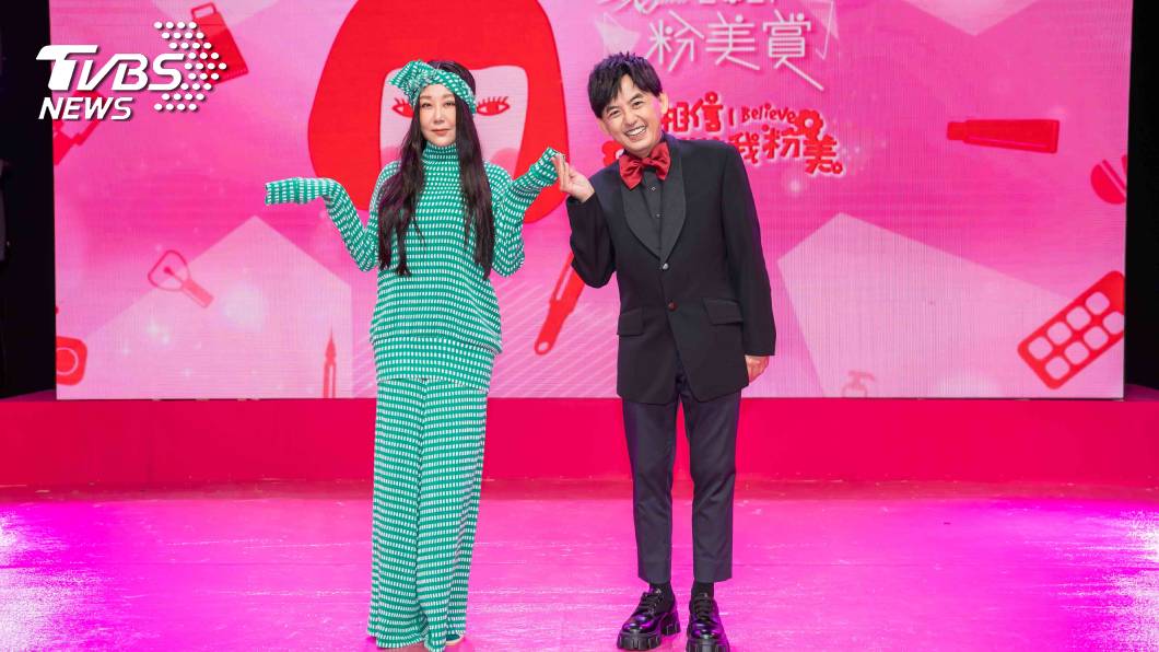 《粉美賞》邁入第九屆，典禮主持人黃子佼及時尚教主藍心湄出席活動。圖／TVBS