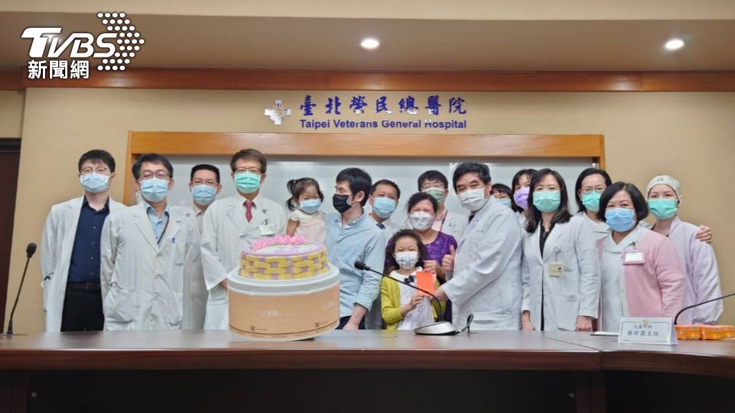 受贈的李小妹妹、許小妹妹和台北榮總團隊合影。（圖／TVBS） 4歲就要洗腎！1歲男嬰捐器官　北榮助2女孩重獲新生