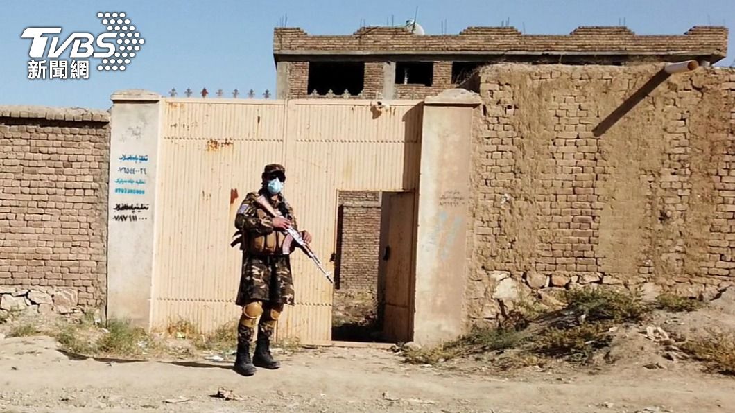 塔利班士兵駐守在ISIS-K基地外。（圖／達志影像路透社）