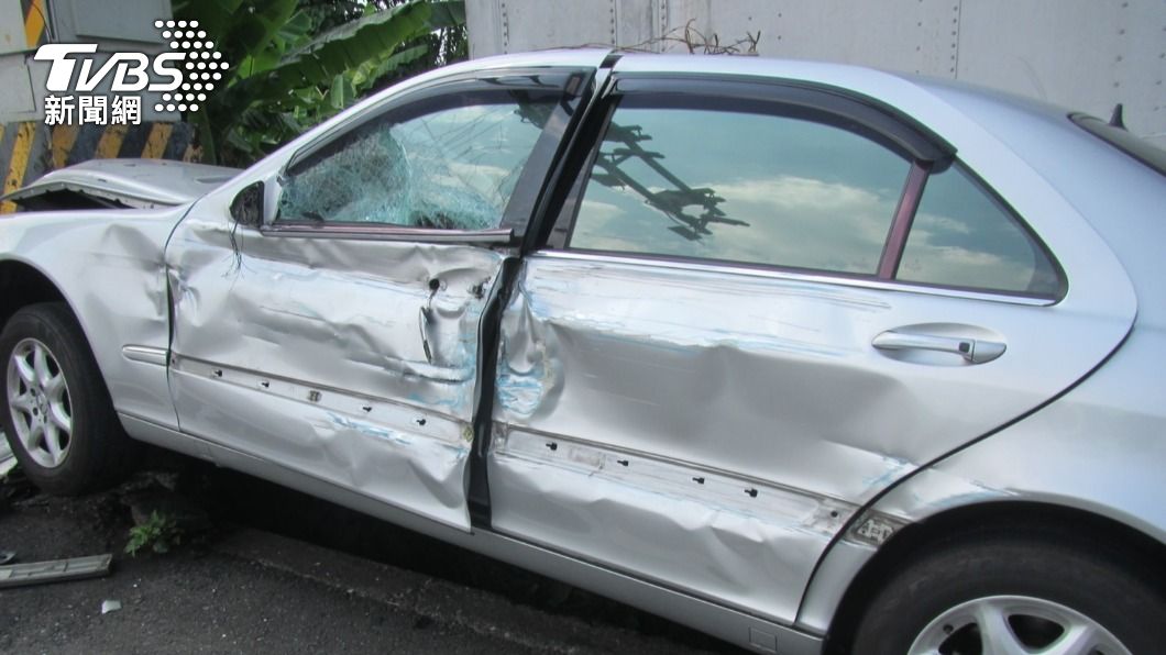 賓士轎車慘撞電桿，車頭、車門毀壞，駕駛與乘客遭玻璃割傷。（圖／警方提供）